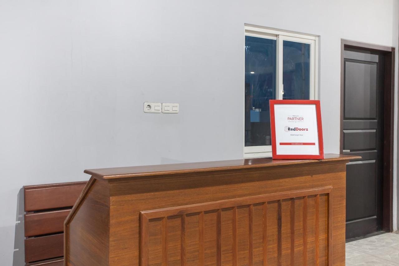 Reddoorz Near Universitas Wijaya Kusuma Σουραμπάγια Εξωτερικό φωτογραφία