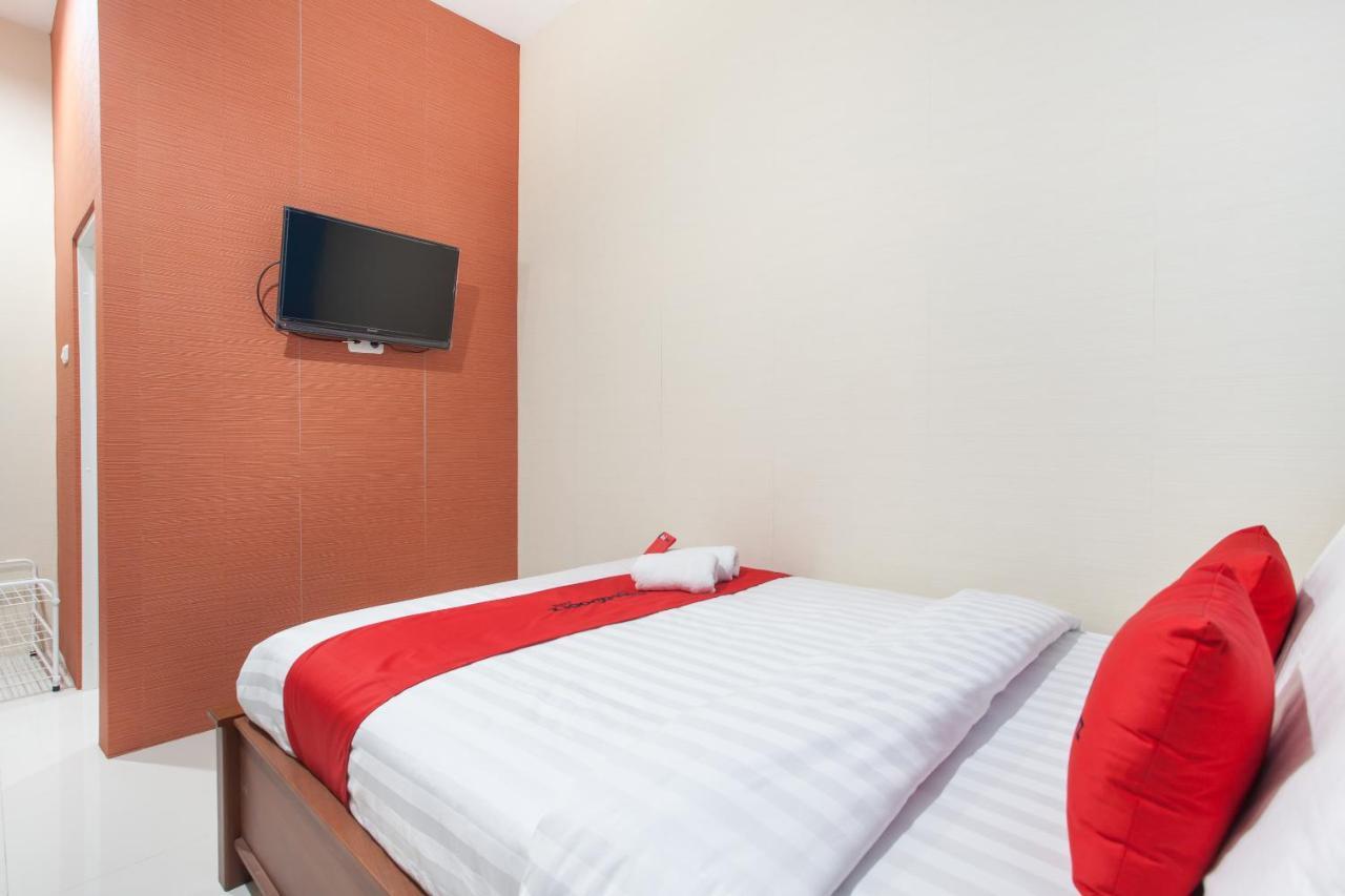 Reddoorz Near Universitas Wijaya Kusuma Σουραμπάγια Εξωτερικό φωτογραφία