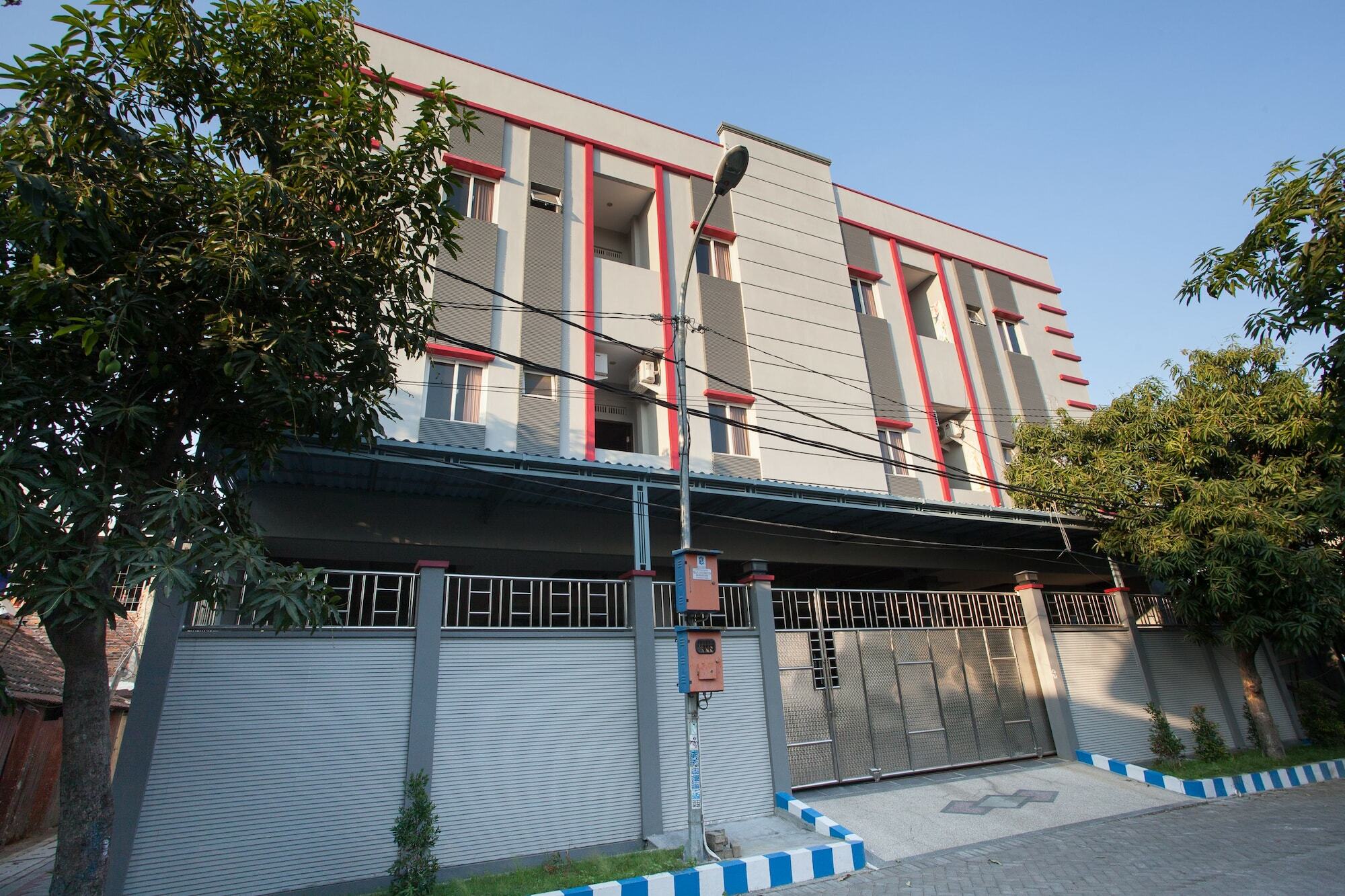Reddoorz Near Universitas Wijaya Kusuma Σουραμπάγια Εξωτερικό φωτογραφία